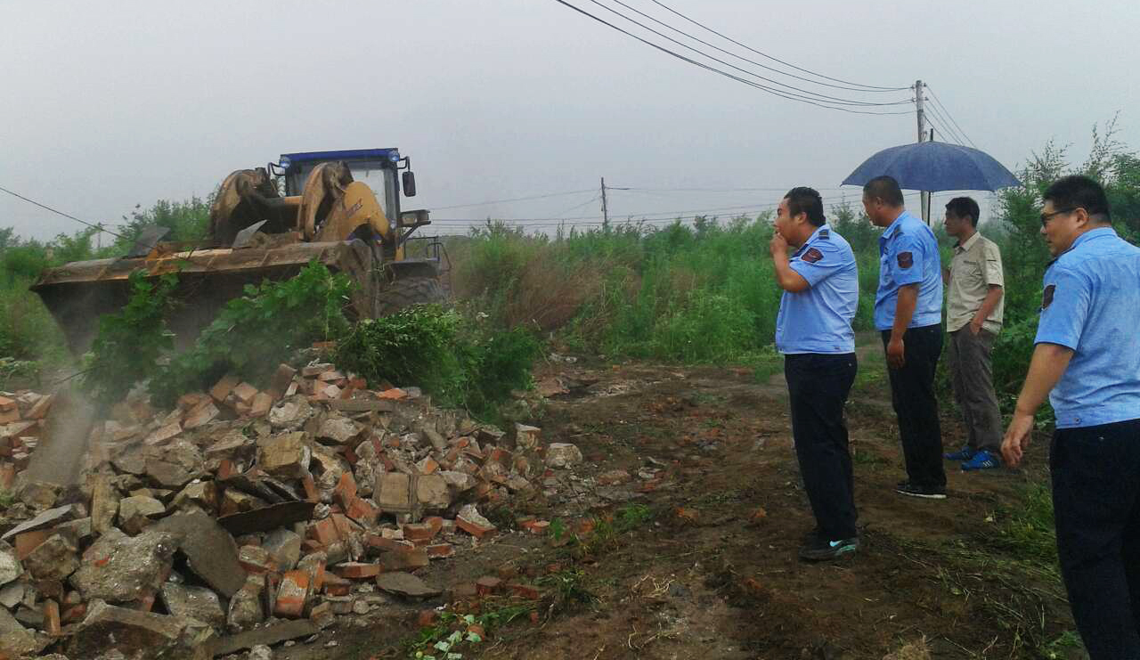 高新区综合执法局冒雨执法保障项目顺利施工